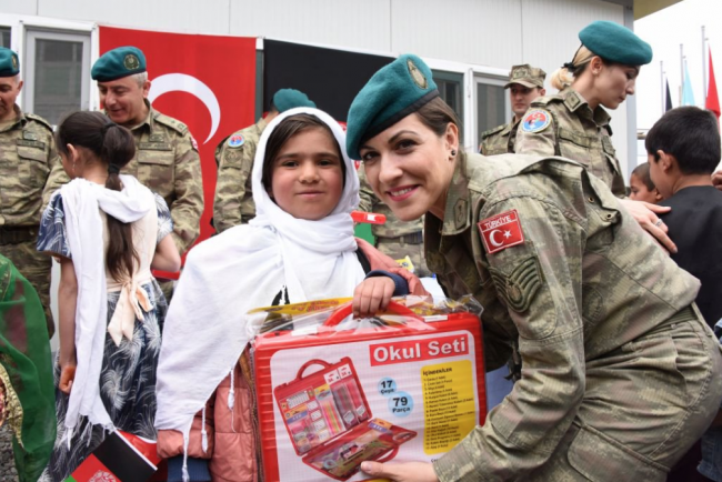 Mehmetçik'ten Afgan öğrencilere hediye